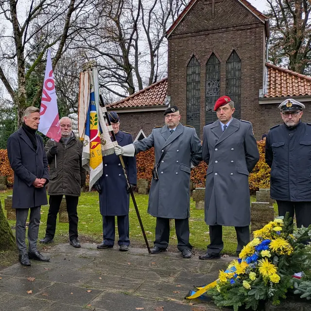 Bürgermeister Jan-Hendrik Röhse (li.) mit der Vertretung des SOVD (Sozialverband Deutschland) und Mitgliedern der Reservistenkameradschaft bei der Kranzniederlegung | Foto: Stadt_Buchholz