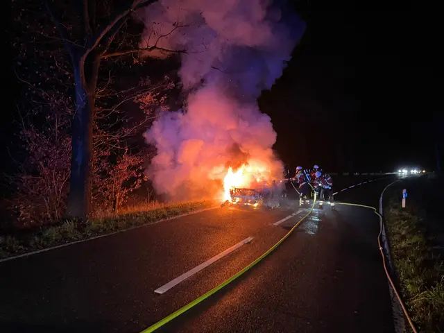 Die Einsatzkräfte löschten das in Vollbrand stehende Fahrzeug. | Foto: FF Maschen