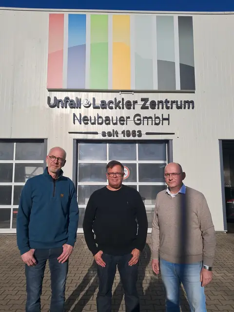 Eine gute Kooperation seit fünf Jahren: Lehrer Arndt von Diepenbroick, Geschäftsführer Sönke Neubauer und Schulleiter Andreas Neises | Foto: Anika Werner