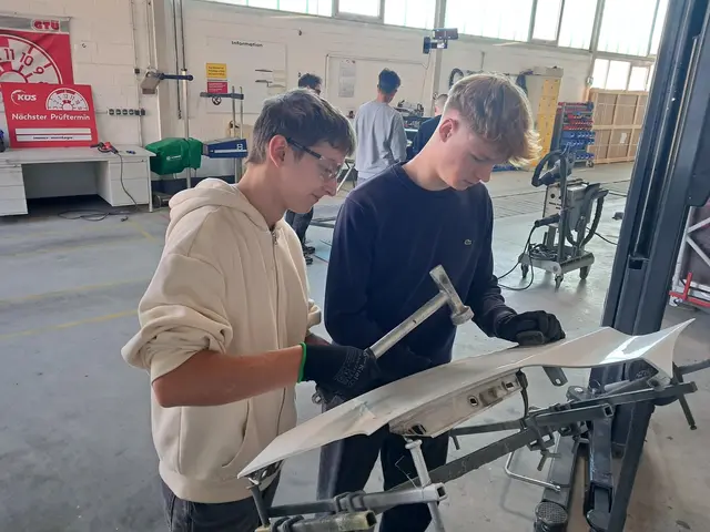 Lukas Voß und Tim Sünder beulen einen Kotflügel aus | Foto: Anika Werner