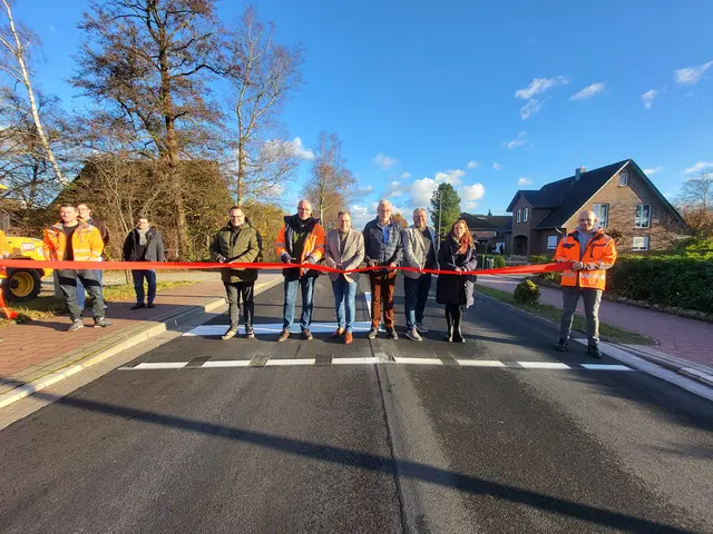 Martin Bohrmann (v. li.), Jens Stehmeier von der Baufirma Winkler, Landrat Kai Seefried, Ortsvorsteher Heinrich Bröhan, Erster Stadtrat Ralf Dessel und Kreisbaurätin Madeleine Pönitz geben die Straße offiziell frei
