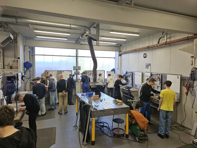 Raus aus dem Klassenzimmer und rein in die Werkstatt und praktische Erfahrungen sammeln | Foto: Andreas Neises