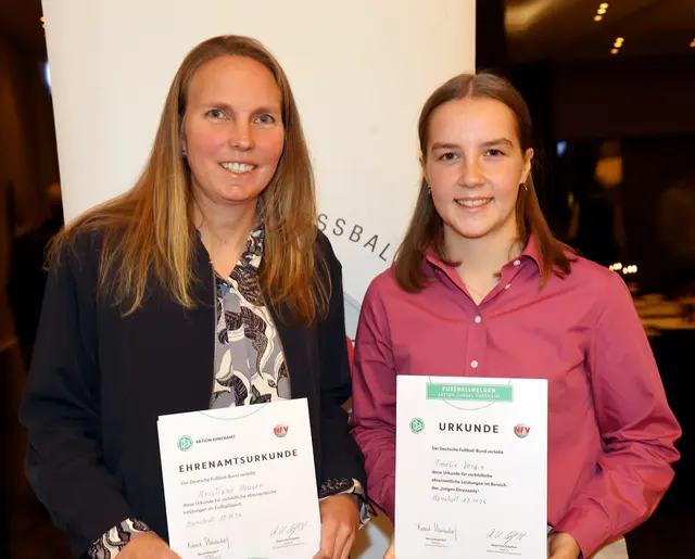 Bei den Ehrungen im Mittelpunkt: Kristiane Heuser (li.) und Amelie Vergin | Foto: cc