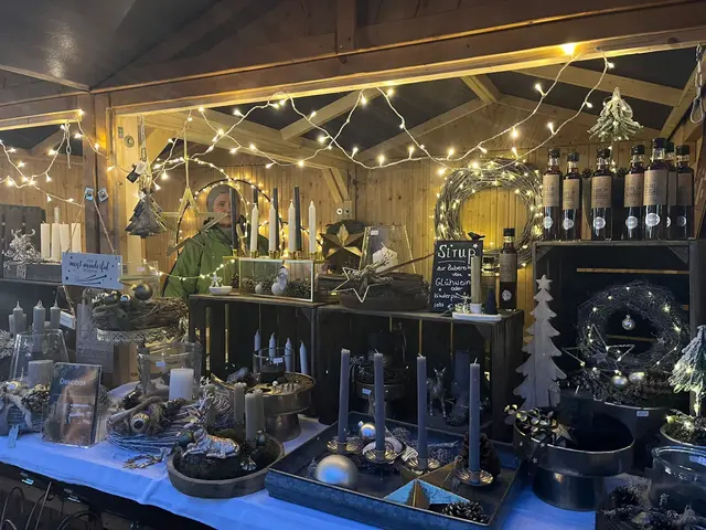 Die Dekobox mit den wunderschönen Dekoartikeln ist bereits das elfte Mal mit auf dem Christkindlmarkt | Foto: Dekobox