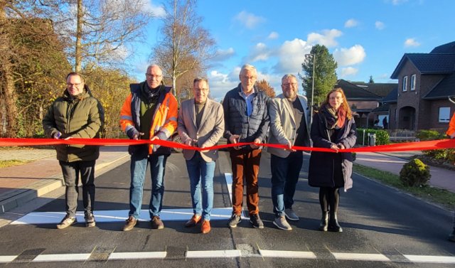 Martin Bohrmann (v. li.), Jens Stehmeier von der Baufirma Winkler, Landrat Kai Seefried, Ortsvorsteher Heinrich Bröhan, Erster Stadtrat Ralf Dessel und Kreisbaurätin Madeleine Pönitz geben die Straße offiziell frei