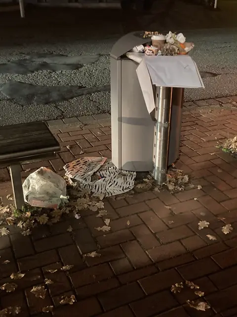 Ein überquellender Mülleimer in der Buchholzer City - ein tagtäglicher Anblick | Foto: Prepeneit