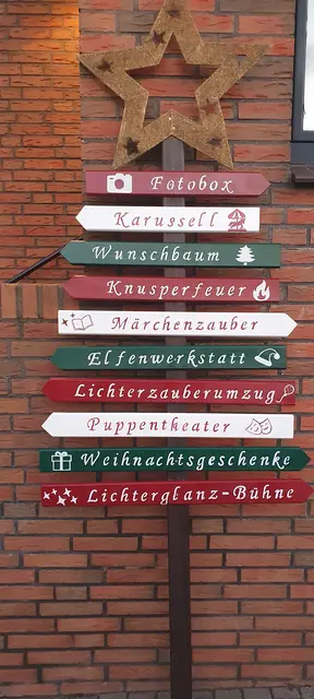 Dank des handgearbeiteten Wegweisers sind alle Höhepunkte auf dem Christkindlmarkt leicht zu finden | Foto: Yvonne Schindler