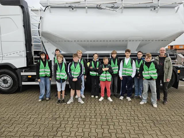 Die Schüler arbeiten regelmäßig beim Spezialfahrzeughersteller Feldbinder in Winsen | Foto: Andreas Neises