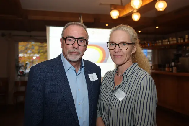 Jörg Hoßbach vom niedersächsischen Fachverband informierte Innungs-Obermeisterin Corinna Kluth und die Handwerkerksmeister über die neuen Regeln im Umgang mit Asbest | Foto: ks