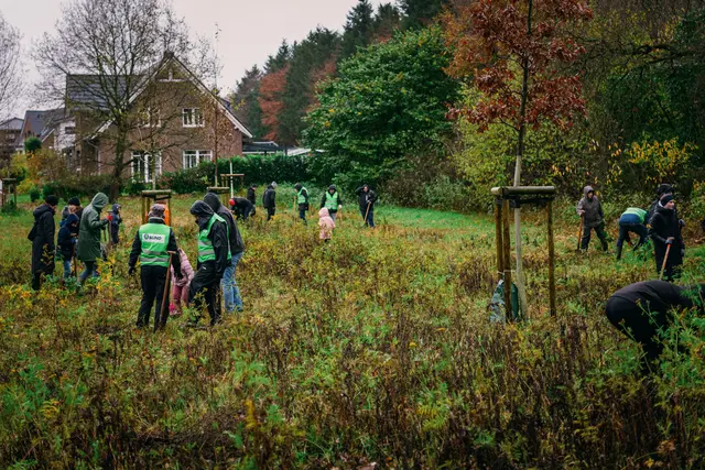 300 heimische Sträucher für mehr Nachhaltigkeit und Artenvielfalt pflanzten Mitarbeitende von Viebrockhaus und die BUND Kreisgruppe Stade in Stade-Riensförde. So wird zukünftig eine Tonne Kohlendioxid pro Jahr gebunden | Foto: Viebrockhaus