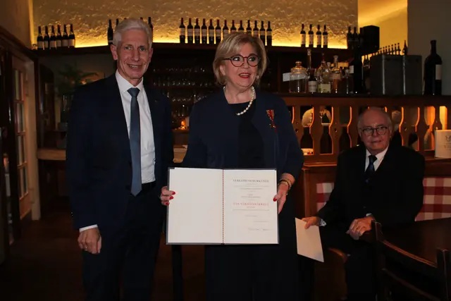 Rainer Rempe (li.) und Anette Kosakowski (re.) mit dem Bundesverdienstkreuz und der Urkunde_Wolfgang Zumpe (hinten) | Foto: jvp