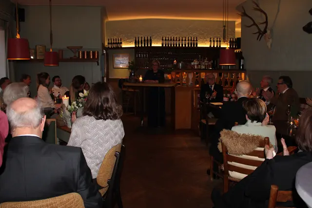 Bekannt, Freunde und Familie waren bei der Verleihung des Verdienstkreuzes dabei, in gemütlicher Atmosphäre im Landgasthof "Zur Eiche" in Ollsen | Foto: jvp