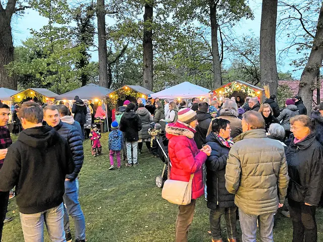 Die Bliedersdorfer stimmen sich mit dem Besuch des Adventsmarktes auf die Vorweihnachtszeit ein    | Foto: M. Uhrig