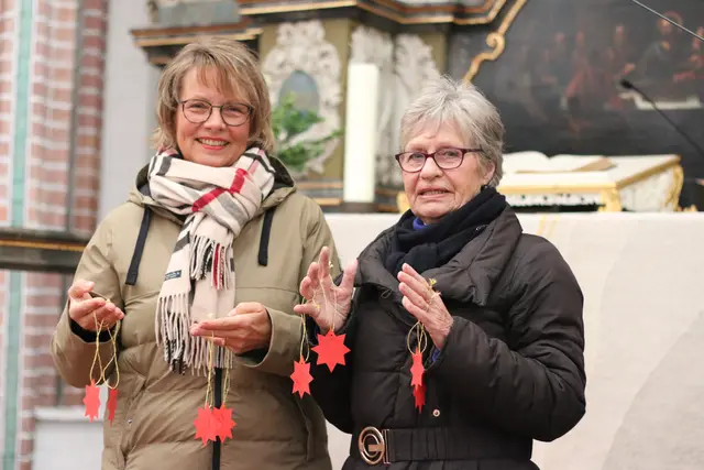 Bärbel Leuenroth (links) und  Angelika Binz (rechts) mit den Wunschsternen  | Foto: St. Petri Kirchengemeinde Buxtehude