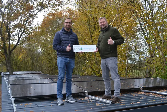 Karsten Rochholt, Geschäftsführer der KARO-Energieberatung (li.), und Herbergsvereins-Geschäftsführer Helge Johannsen vor der PV-Anlage gegenüber der Tagespflege | Foto: bim