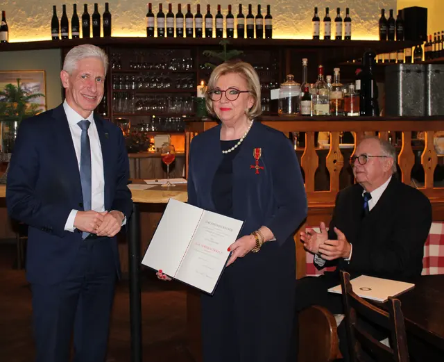 Rainer Rempe (li.) und Anette Kosakowski (re.) mit dem Bundesverdienstkreuz und der Urkunde_Wolfgang Zumpe(hinten) | Foto: jvp