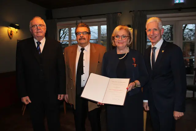 Wolfgang Zumpe (v.li.), Rolf Kosakowski, Anette Kosakowski, Landrat Rainer Rempe (re.) | Foto: jvp