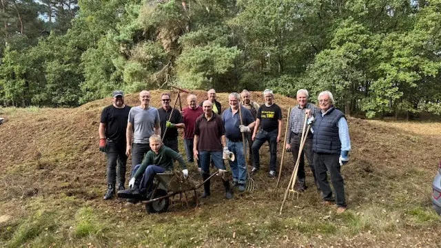 Lions-Mitglieder pflegen die Goldbecker Heide | Foto: LIONS Club Buxtehude