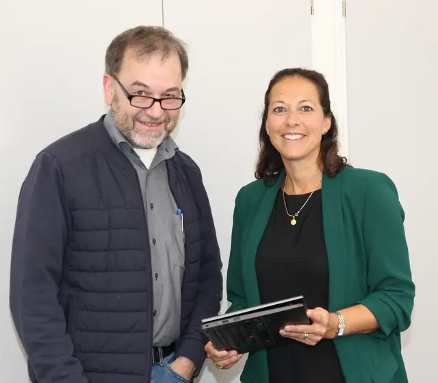„Das Verbundfest ist nicht nur Fortbildung, sondern ein Ort der Begegnung“: Kreisrätin Ana Cristina Bröcking und Dr. Peter Schlegel, Leiter des Sozialpsychiatrischen Dienstes des Landkreises Harburg | Foto: Landkreis Harburg