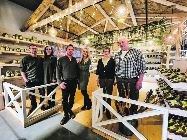 Annika und Nils Schmidtmeyer (v. li.), Björn Büchel und Sina Albers, Inke und Andreas Büchel laden herzlich zur Eröffnungsfeier auf ihr neues Firmengelände ein Fotos: wd