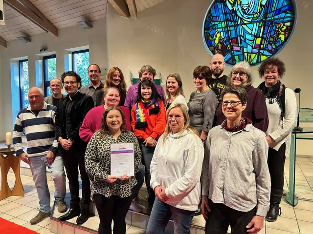 Die Luther-Kita in Neu Wulmstorf erhält das BETA-Gütesiegel.
Vlnr: Roman Wolf (betriebswirtschaftlicher Geschäftsführer des Verbandes Ev.-luth. Kindertagesstätten im Ev.-luth. Kirchenkreis Hittfeld, Tobias Handtke (Bürgermeister Neu Wulmstorf), Dr. Florian Schneider (Pastor der Ev.-luth. Kirchengemeinde Neu Wulmstorf), Michael Fiebig (stellvertretende pädagogische Leitung des Kita-Verbands) mit den Erzieherinnen und Erziehern der Kita. Vorn in der Mitte hält Kita-Leiterin Melanie Schumacher das Siegel in der Hand.
 | Foto: C.Wöhling