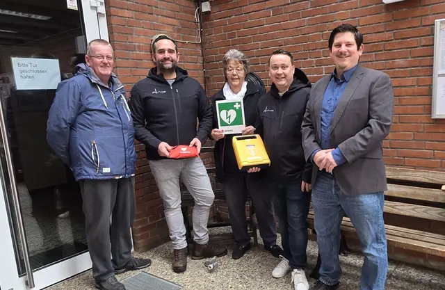 Ralph Estorf (v. li., 1. Vorsitzender MTV Hoopte), Jan Wiesch (Geschäftsführer F-W-cardio GmbH), Sigrid Harms (2. Vorsitzende MTV Hoopte), Christian Evers (F-W-cardio GmbH), Nils Hillmer (Ortsvorsteher Hoopte) | Foto: Jan Wiesch 