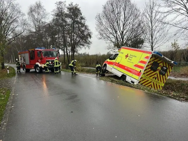 Feuerwehrleute prüfen die Möglichkeiten, den Rettungswagen aus seiner bedenklicher Schräglage zu ziehen | Foto: Egon Viehmann/Feuerwehr Nordkehdingen