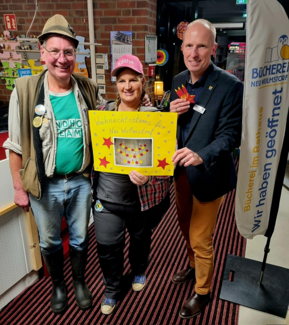 Bürgermeister Handtke, Bäuerin Käthe und Bauer Hektor mit selbstgemachtem Kalender | Foto: Sabrina Heinert