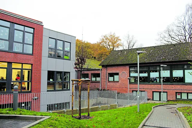 Der Anbau (li.) neben dem Altbau (re.)