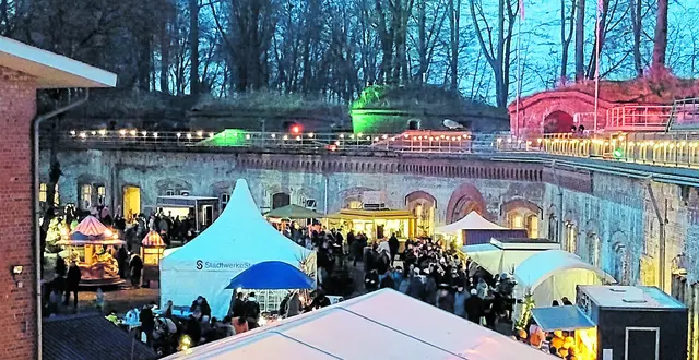 Die Festung Grauerort ist eine stimmungsvolle Kulisse für den Weihnachtsmarkt Bützfleth | Foto: Kurt von Schassen