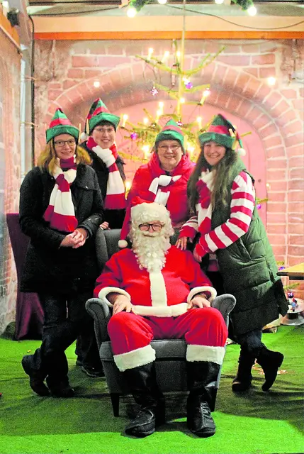 Anja Helmke (v. li.), Mareike Klepatz, Kerstin Klepatz und Stephanie Müller freuen sich auf den Besuch vom Weihnachtsmann | Foto: AK Adventsmarkt