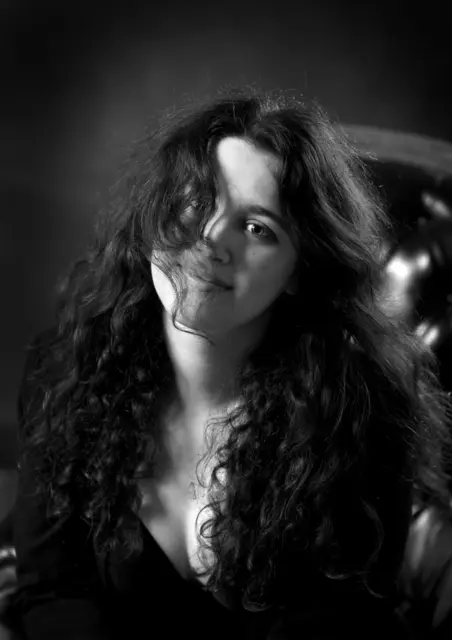 So ruhig sie anfangs daherkommen mag, umso mehr zeigt
EVELY , was in ihr steckt, wenn die Musik zu spielen, beginnt. Ihre kraftvolle Stimme weiß sie immer einzusetzen: Mal  lauter, mal leiser und verletzlich, mal soulig, mal rockig.
Die Singer/Songwriterin aus Norddeutschland probiert sich dabei gerne in unterschiedlichen Musikrichtungen aus und bezeichnet ihre Musikrichtung als Soul/Pop
. | Foto: EVELY