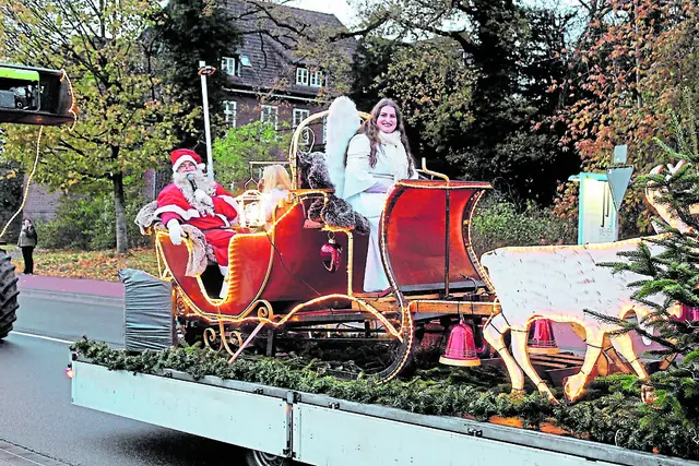 Feierlicher Einzug des Weihnachtsmanns mit seinen Engeln | Foto: sb