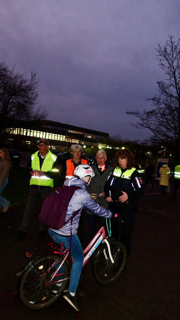 Stephanie Jahnert (Kontaktbeamtin und 1. Vorsitzende Seevetaler Präventionsrat) erklärt einer Schülerin die Wichtigkeit der Sichtbarkeit im Verkehr | Foto: Dilara Acar