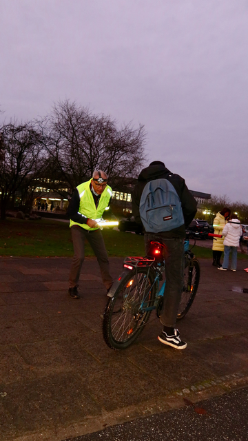 Die Schulleitung "kontrollierte" persönlich die Sicherheit der Schülerinnen und Schüler | Foto: Dilara Acar