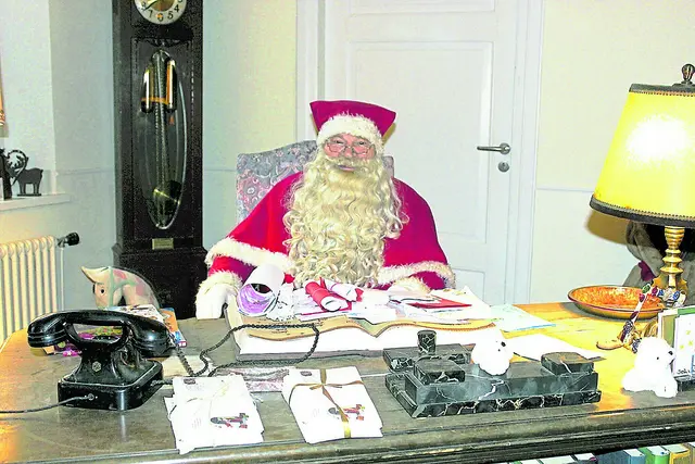 Der Weihnachtsmann in seiner Stube in der Villa | Foto: sb