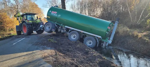 Der Traktor konnte den leere Güllewagen nicht von dem aufgeweichten Boden am Straßenrand wegziehen | Foto: Polizei