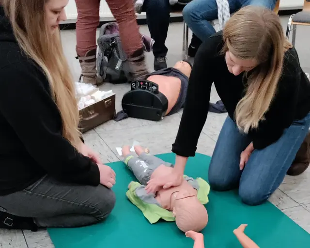 Sicher handeln lernen: Praktische Übung zur Wiederbelebung im DRK-Notfalltraining „Erste Hilfe am Kind“ | Foto: DRK-Ortsverein Brackel-Thieshope