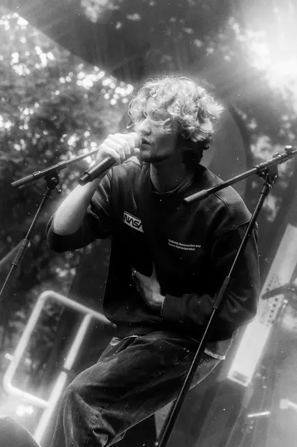 Jaspur Juice bringt  echte Emotionen und atmosphärisc
hem Sound. In seinen Songs verbindet er
melancholische Melodien mit intensiven Texten, die Herz und Verstand treffen. Zwischen modernen Beats und
gefühlvollem Storytelling schafft Jaspur Juice einen einzigartigen Vibe
–
irgendwo zwischen Schmerz, Hoffnung
und Selbstfindung. | Foto: Jaspur Juice