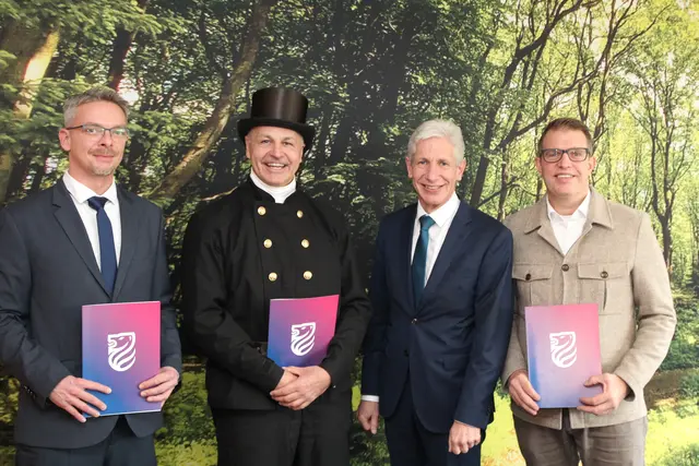 Landrat Rainer Rempe (2. v. re.) ernennt Volker Meyer (re.) sowie Sascha Oppenkowski (li.) und verabschiedet Richard Heimbürger. | Foto: Landkreis Harburg