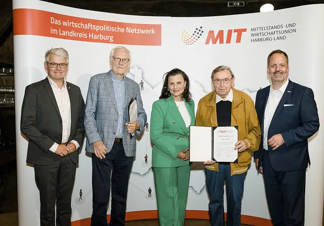 Harald Witte erhielt die Ehrenurkunde der Mittelstands- und Wirtschaftsunion Harburg-Land | Foto: Fischkopp Film GmbH