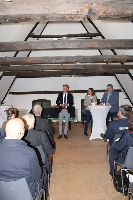 Bürgermeister Jan-Hendrik Röhse begrüßte die die Vereinsvertreter bei der Spendenübergabe der Haspa | Foto: jvp