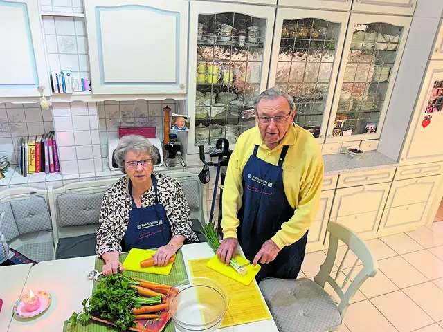 Harald Witte mit seiner Frau Anneliese in der Küche | Foto: Hauke Gilbert Studios