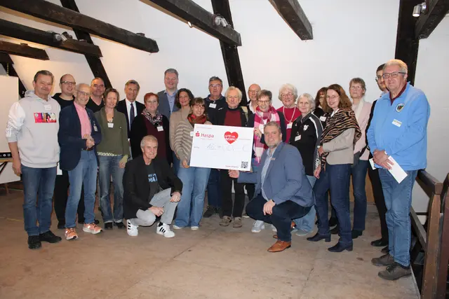 Den Vertretern von 16 Vereinen wurde in der Holmer Mühle eine Spende in Gesamthöhe 16 400 Euro von der Haspa übergeben.  | Foto: jvp