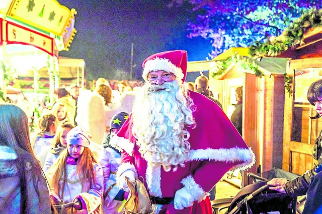 Der Weihnachtsmann ist während des Christkindmarktes in Himmelpforten Stammgast | Foto: Peter Carsten