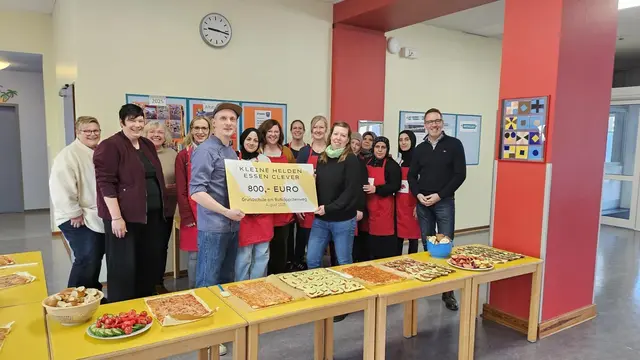 Eltern, Schulverein und Mitarbeiter von Firma Stackmann bei der Scheckübergabe | Foto: Schulförderverein