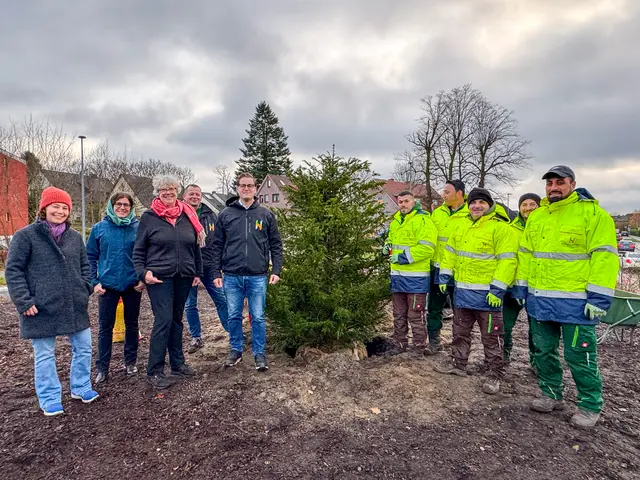 Janine Stille (v. li., Stabsstelle Umwelt), Katrin Hilpert (Bauamtsleiterin), Emily Weede (Bürgermeisterin Gemeinde Seevetal), gleich links der Eibe: Constantin Hohenberg (Geschäftsführer Hohenberg GmbH) und Mitarbeiter Firma Hohenberg GmbH (re.) | Foto: Gemeinde Seevetal