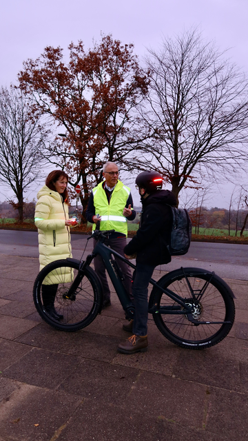 Alexandra Neukirch (Schulleitung IGS) und Frank Patyna (Schulleitung Gymnasium) loben den Schüler für den gut sichtbaren Helm | Foto: Dilara Acar