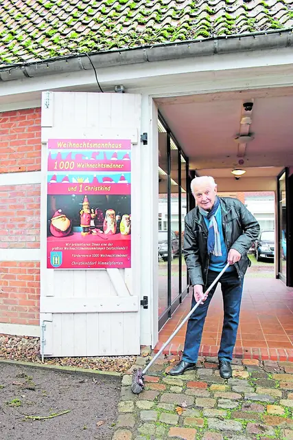 Rolf Wieters vor dem Weihnachtsmann-Museum | Foto: sb