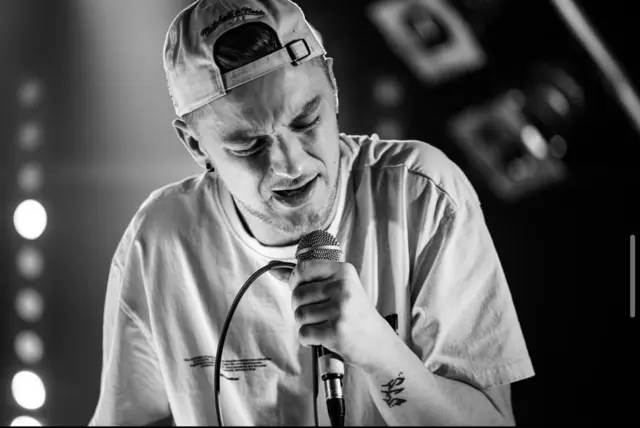 Le$ter, 27 Jahre alt, macht Musik, seitdem er fünf Jahre alt war. Was mit Klavier, Schlagzeug und Gitarre begann, entwickelte sich bis heute zu einer Mischung aus Hyperpop, Pop Punk und Trap. Gepaart mit melancholischen Texten entwickelte sich mein eigener Style, bzw. das Genre in dem er sich zuhause fühlt | Foto: Le$ter